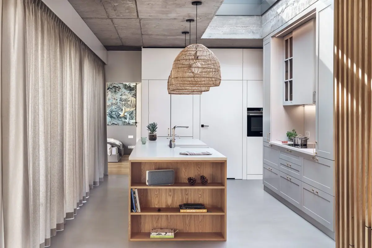 Beton, plecione oprawy, drewno i miękkie tkaniny w projekcie kuchni formativ
