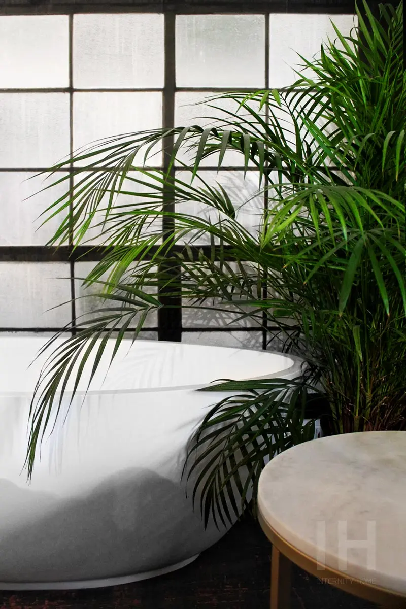 Wanna wolno stojąca przypomina naturalny zbiornik wodny (na zdjęciu wanna polskiej marki HushLab)