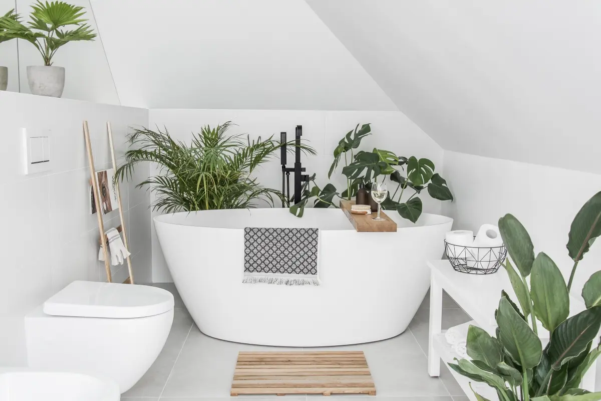 Żywa roślinność jest bardzo mile widziana w łazienkach urządzonych w eko stylu (źródło: @tam_i_tu)