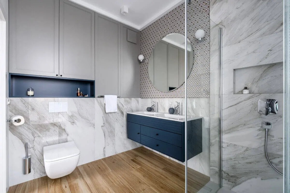 Zabudowa łazienkowa w kolorze classic blue jako subtelny akcent kolorystyczny w stonowanej aranżacji łazienki (proj. 3 Deko)