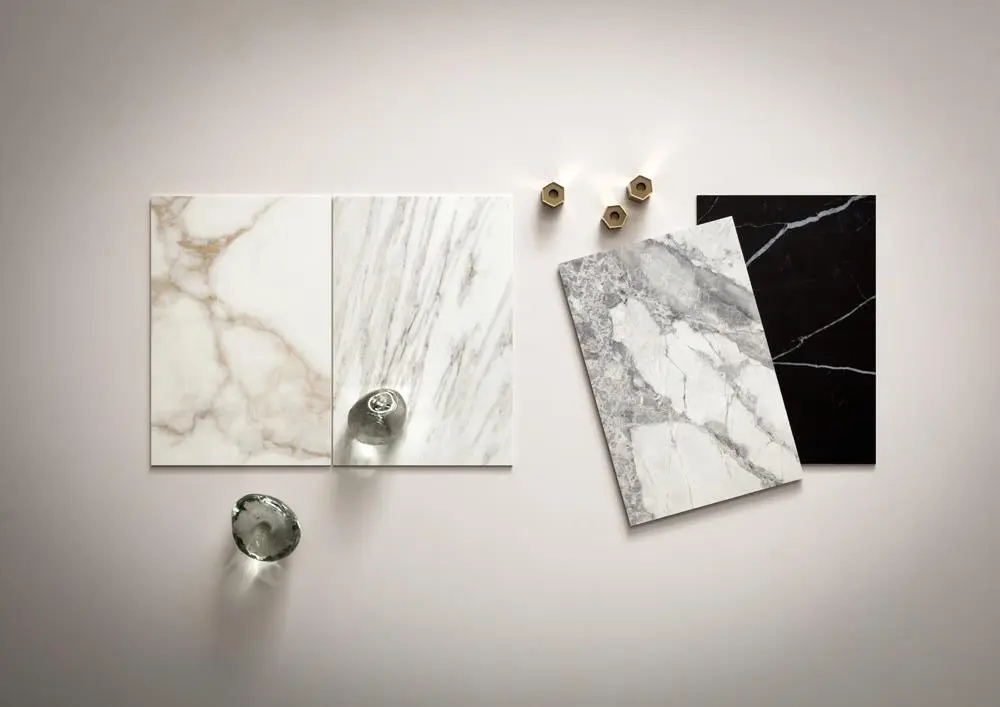 Kolory podstawowe w kolekcji Slimtech Delight: Calacatta Oro, Venato Bianco, Invisible Light i Marquina Nero