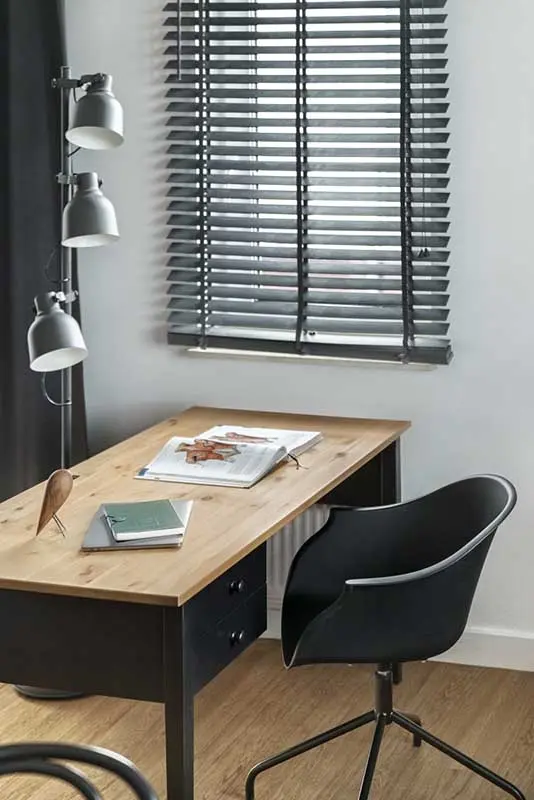 Drewniane elementy złagodzą i ocieplą aranżacje w bieli i czerni. | Projekt: LOQM; zdjęcia: @tomkurek_the_photographer