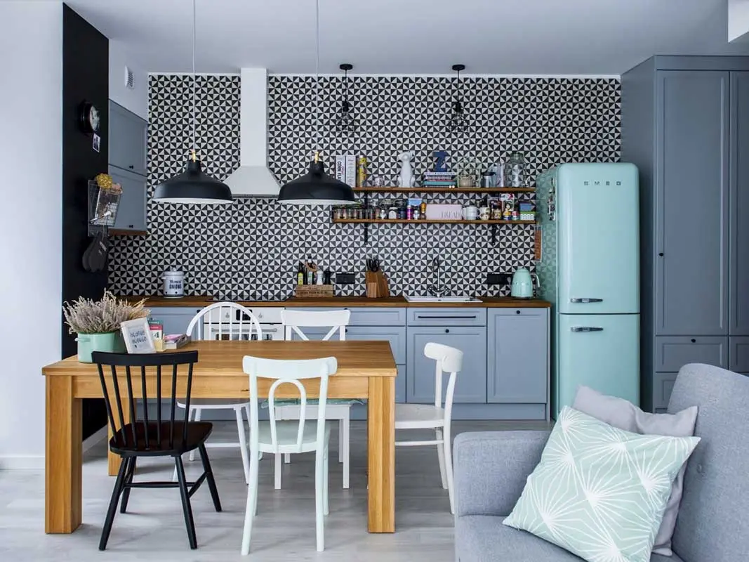 Błękit w towarzystwie zestawu bieli i czerni. | Projekt: Pracownia Wielkie Rzeczy; fot. Joanna Korczyńska