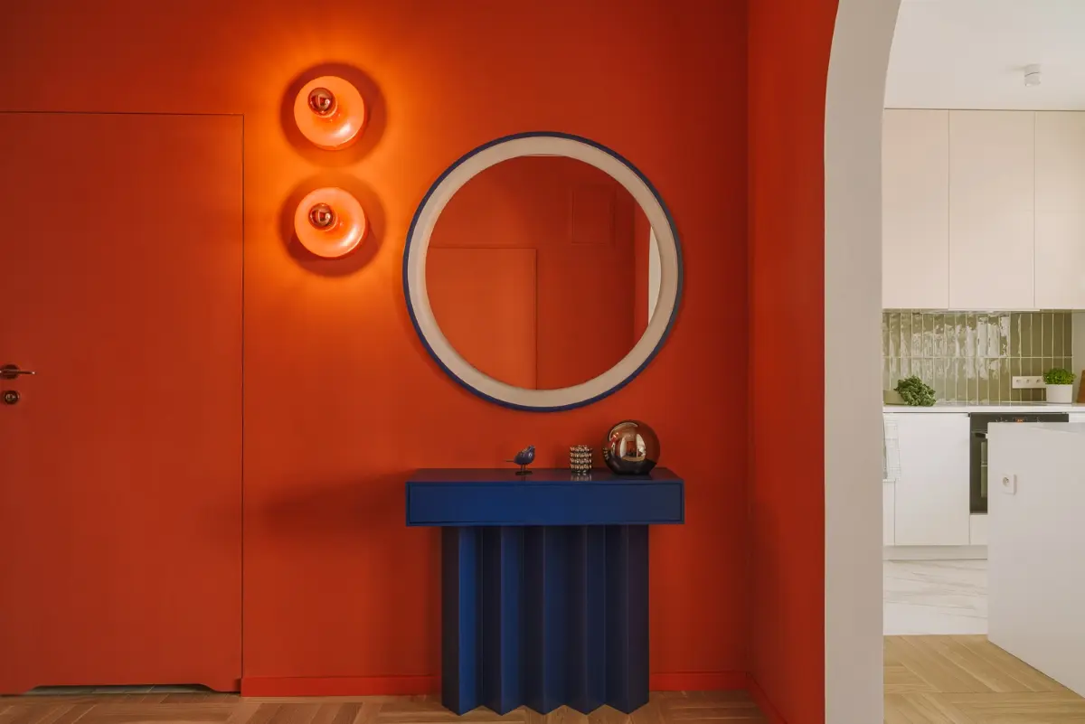 Żywy pomarańcz (Flame Scarlet) połączony z głębokim grantem (Classic Blue), w tle zieleń w odcieniu Chive | proj. Dziurdzia Projekt, fot. PION