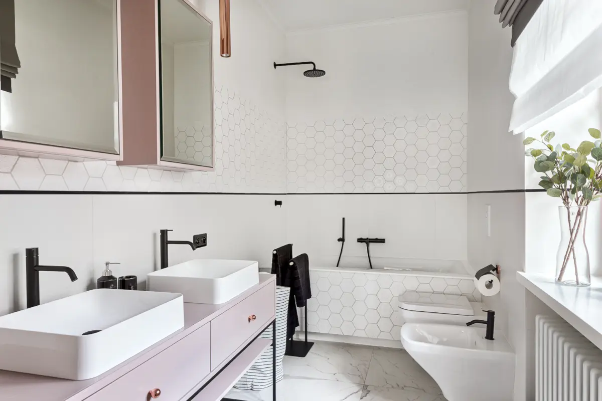 Czarna armatura polskiej marki HushLab w łazience (proj. AirProjekt | zdj. Yassen Hristov photographer)