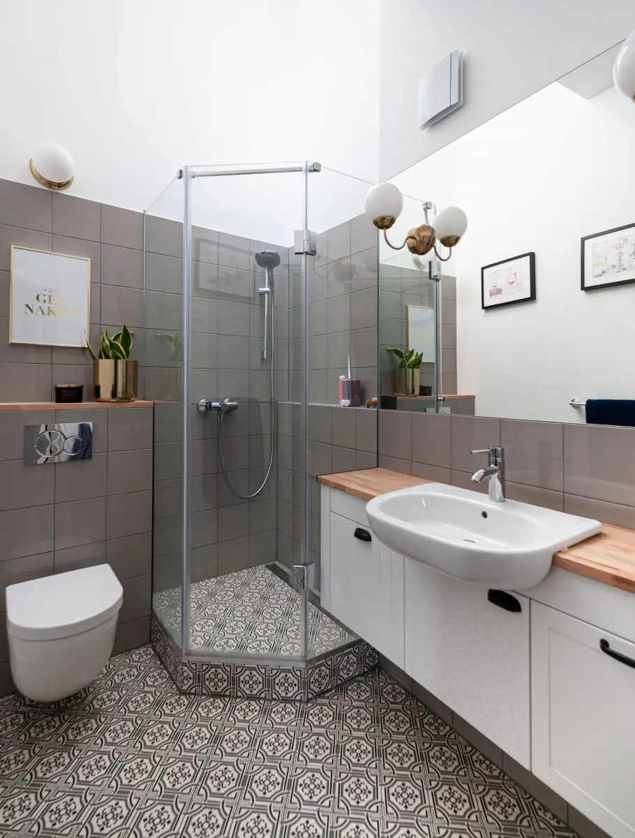 Szara łazienka z wzorzystą podłogą | proj. Pracownia Wielkie Rzeczy, fot. Joanna Korczyńska Fotografia