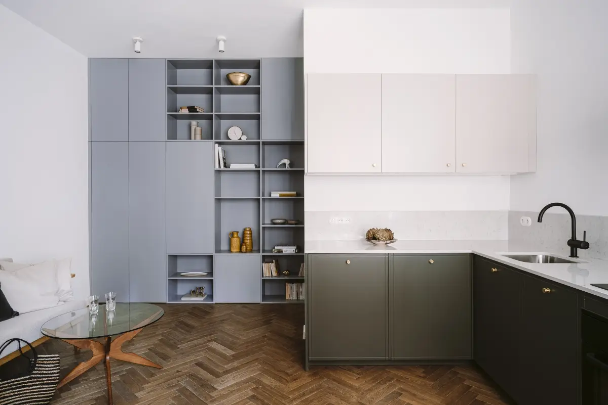 Meble kuchenne w kolorze zgniłej zieleni (Chive) połączone z zabudową w kolorze delikatnego błękitu (Faded Denim) | proj. KW Studio, zdj. PION