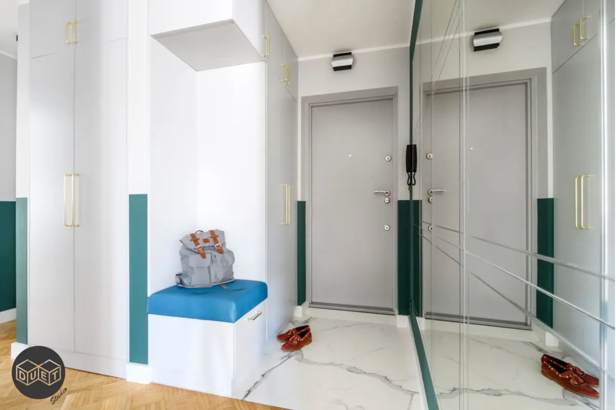 Kompromis mocnego koloru ze stonowanym – nowoczesne lamperie | proj. Duet Studio