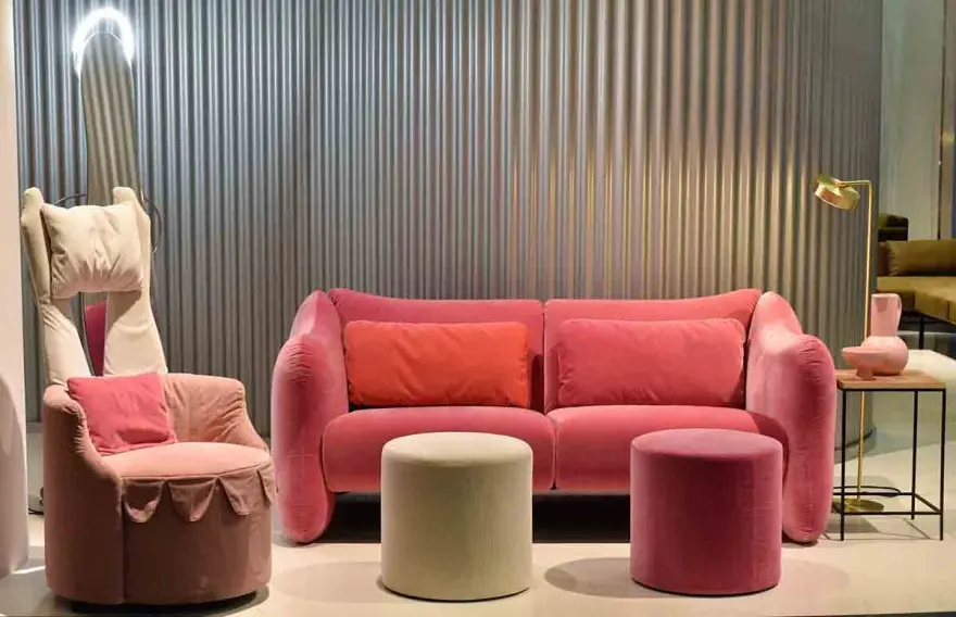 Meble o obłych formach, zaprezentowane podczas IMM w Kolonii.