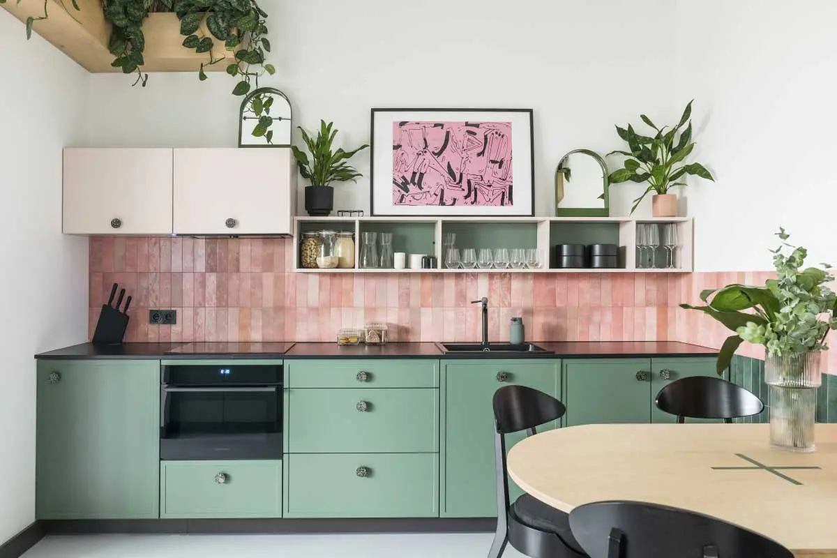 Zieleń i róż w kuchni. | Projekt: Na Antresoli, fot.: Anna Orłowska