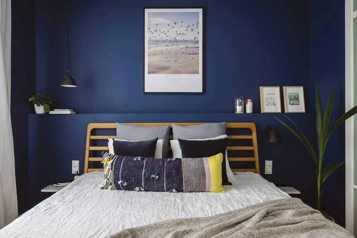 Ściana w kolorze Classic Blue w sypialni | Projekt: STUDIO MONOCCO; Zdjęcia: Hanna Połczyńska @kroniki