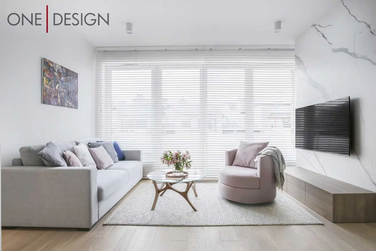 Fotel o zaokrąglonym kształcie w projekcie One Design.