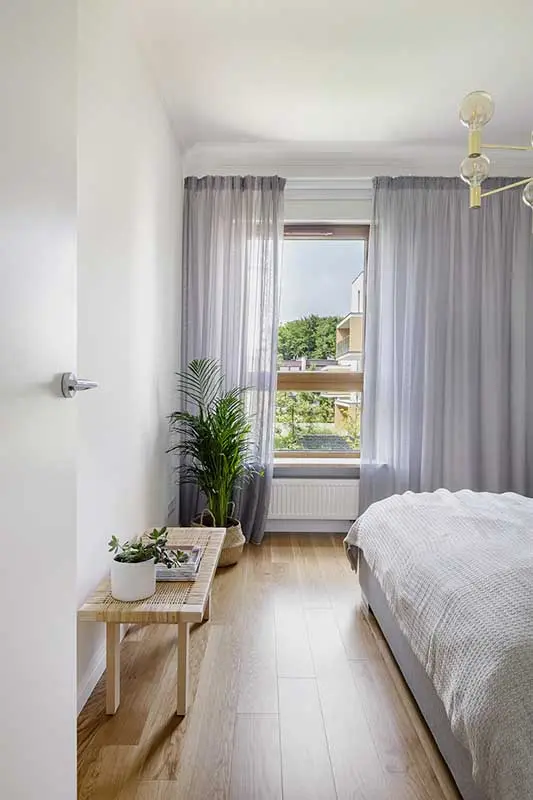 Dekoracje w stylu boho w minimalistycznej sypialni | proj. 3XEL, zdj. kroniki studio