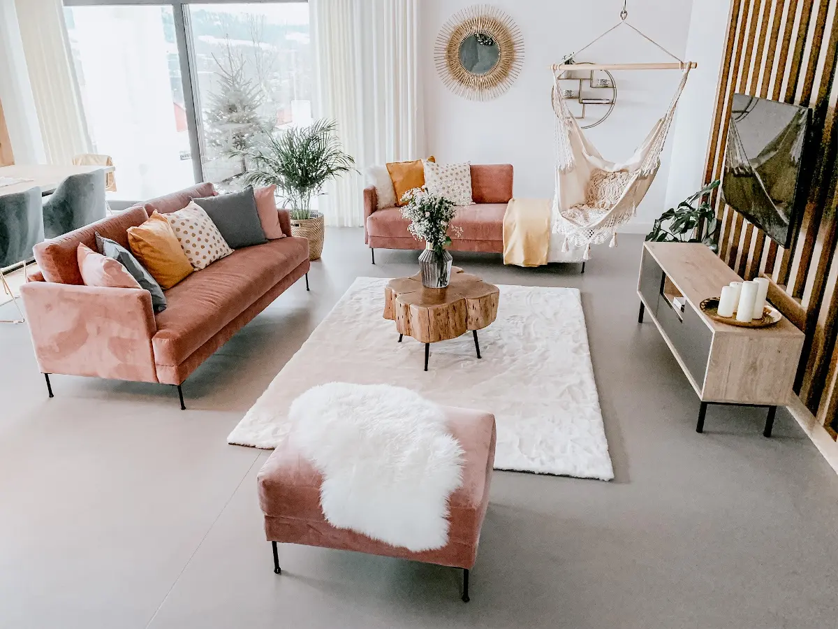Pastelowo różowe sofy w salonie | źródło: @nasza.nowoczesna.stodola
