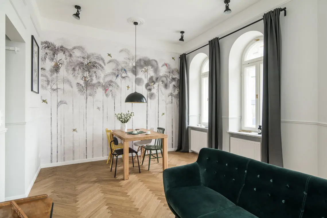 Charakterystyczne kamieniczne elementy, jak rozety i sztukaterie łączą się z nowoczesnym designem (proj. Eg Projekt, zdj. Piotr Czaja)