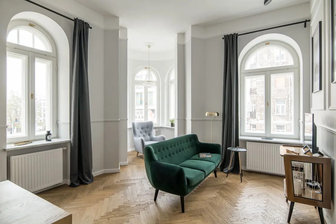 Otwarte wnętrze i duże okna sprawiają, że pomimo małego metrażu, jest tu przestronnie (proj. Eg Projekt, zdj. Piotr Czaja)