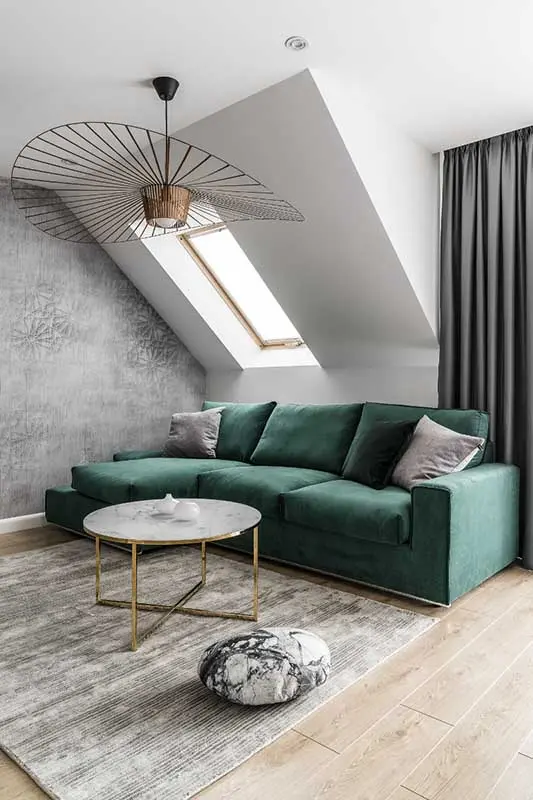 Salon na poddaszu z welurowym narożnikiem | proj. Studio Projekt, zdj. Fotomohito