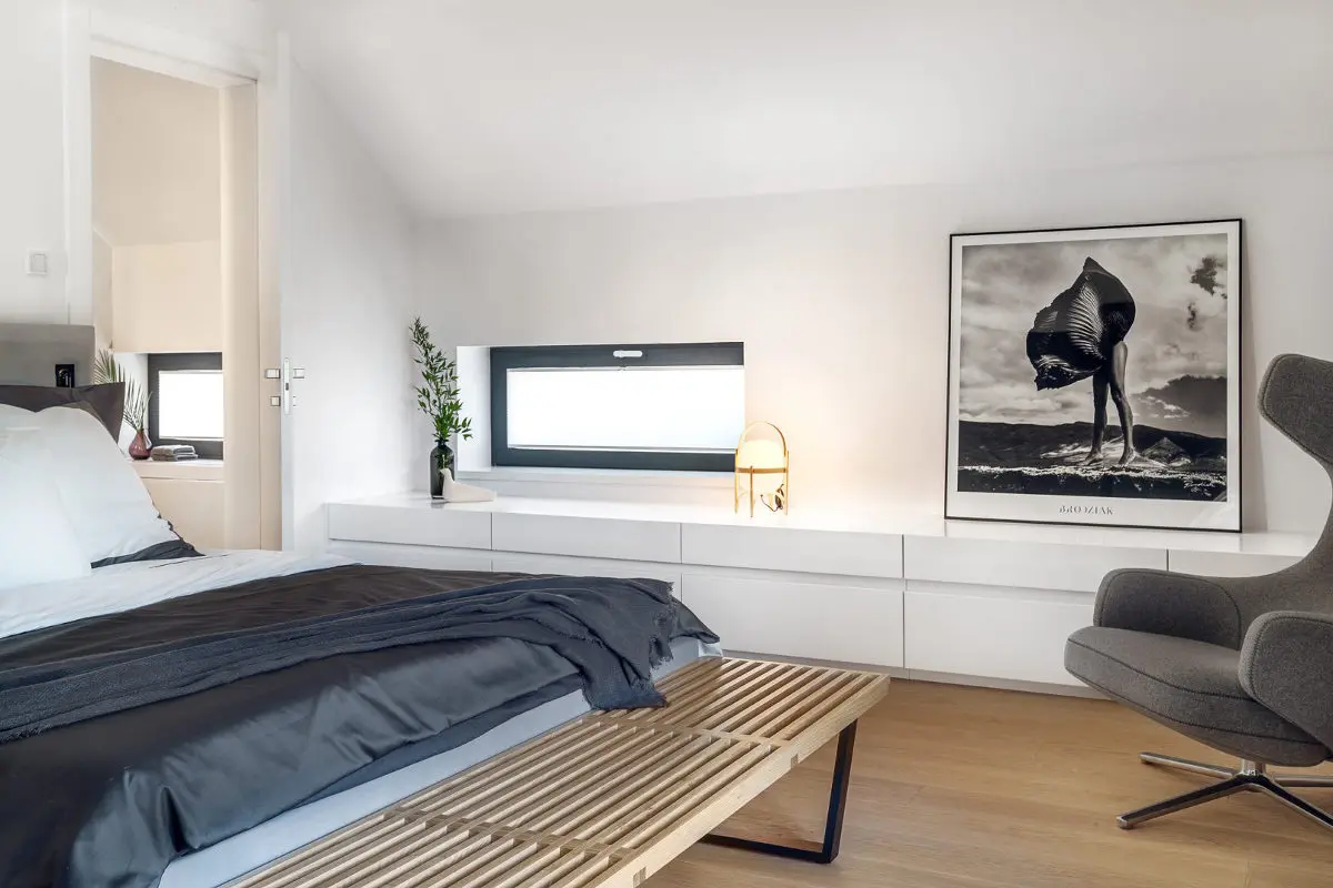 Sypialnia na poddaszu | proj. Ev Architects, zdj. Tom Kurek