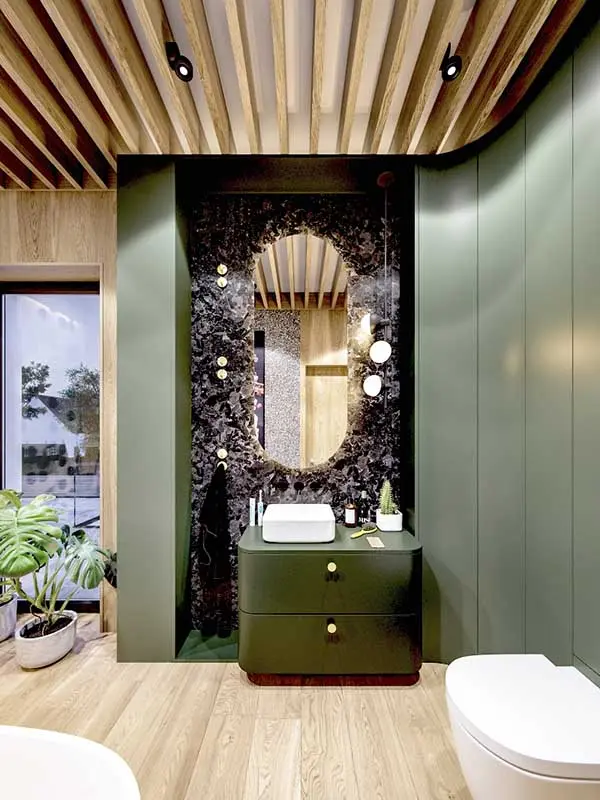 Postawienie akcentu na sufit i zabudowa meblowa w zgaszonej zieleni | Projekt: Zarysy – Jan Sekuła