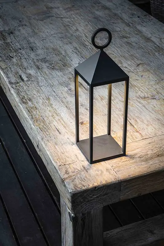 Stylizowana latarenka z oświetleniem Led marki Faro.