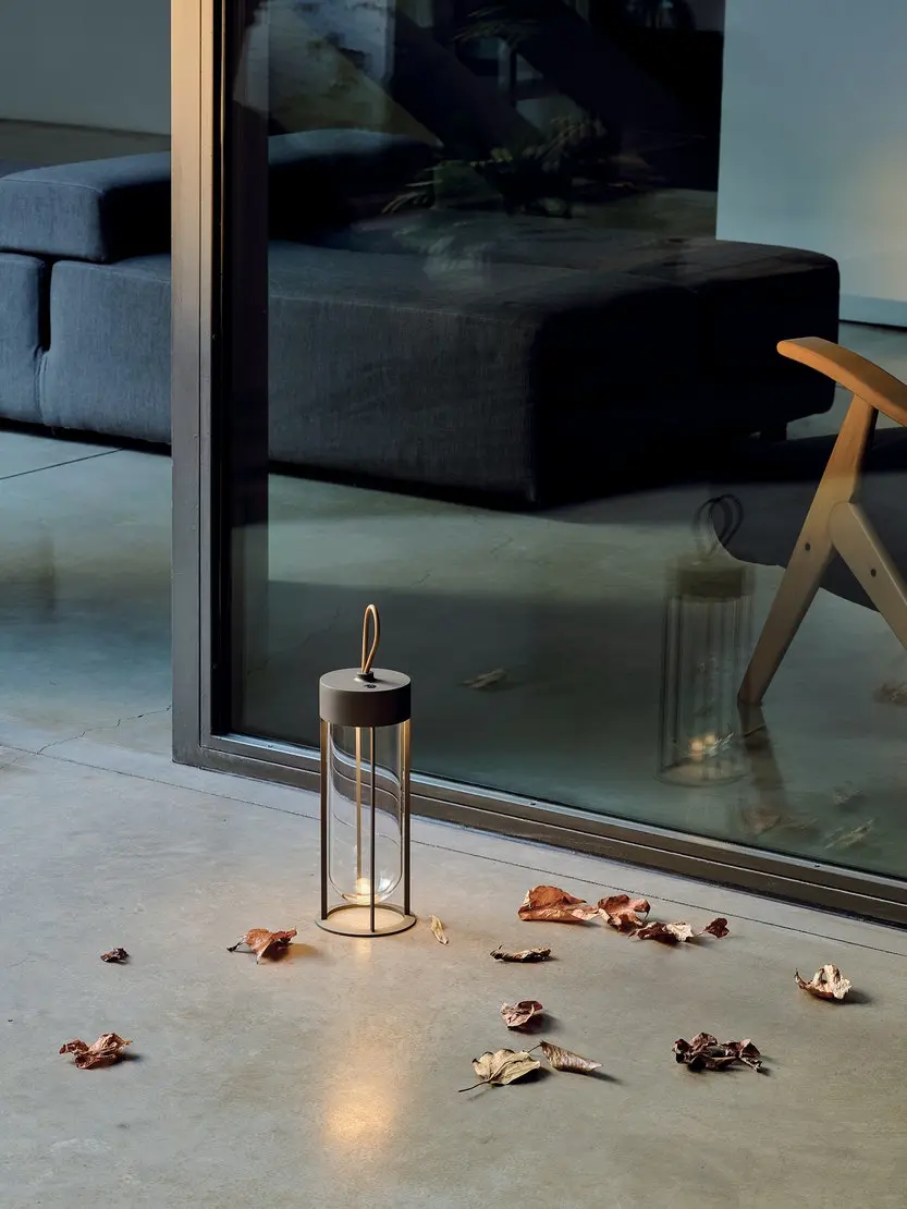 Lampa bezprzewodowa In Vitro marki FLos