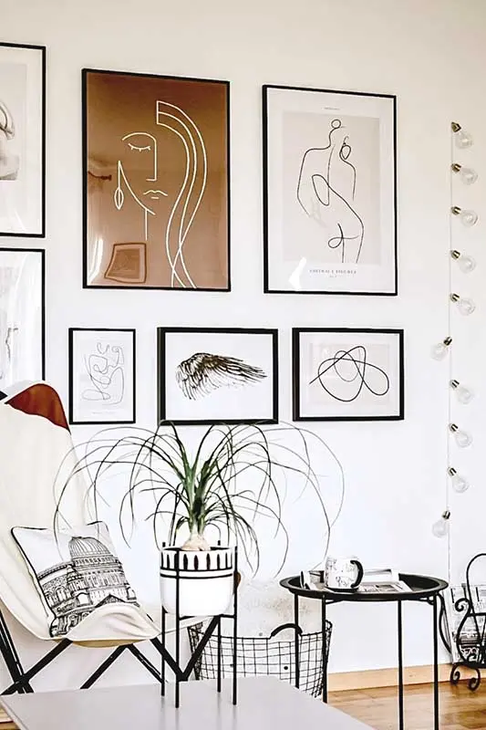 Domowa galeria obrazów, złożona z minimalistycznych grafik. | Źródło: @pavitalia