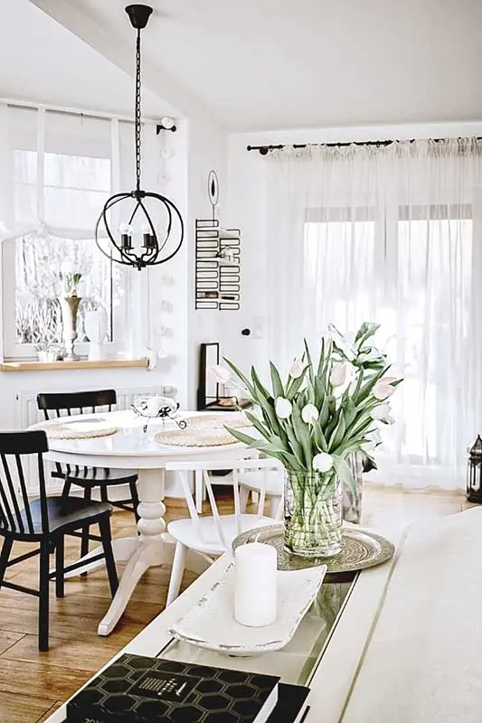 Krzesła typu „patyczaki”, świetnie uzupełniają aranżację wnętrza. | Źródło: @pavitalia