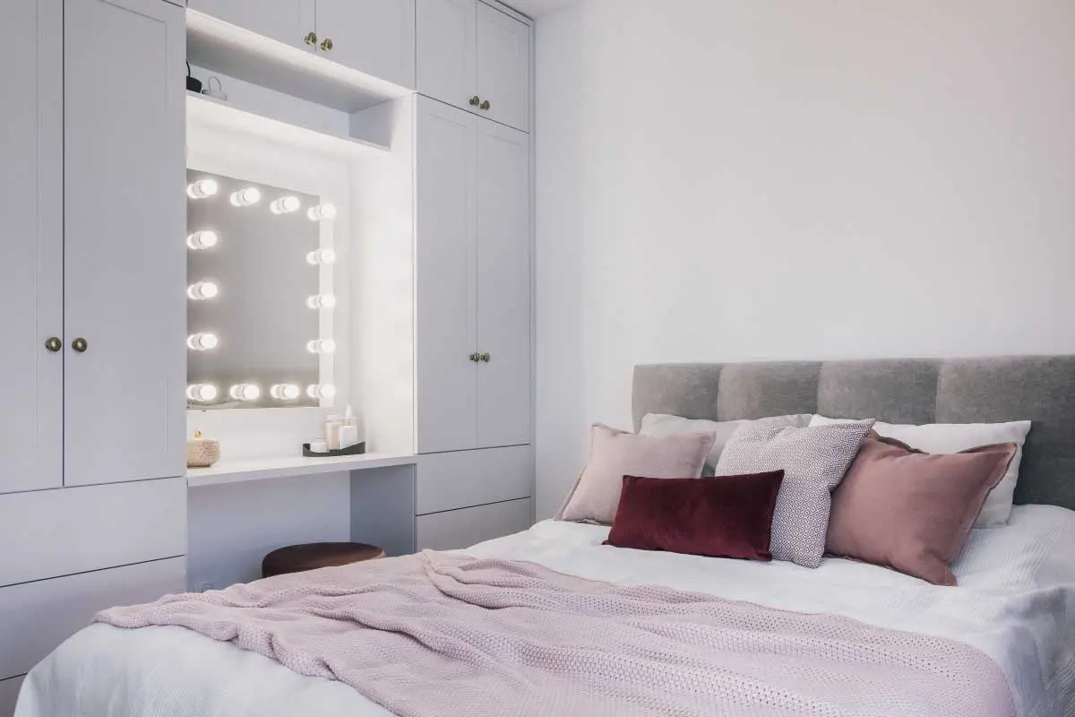 Kobieca sypialnia w stylu soft glamour. Projekt: LOQM, zdjęcia: Kroniki