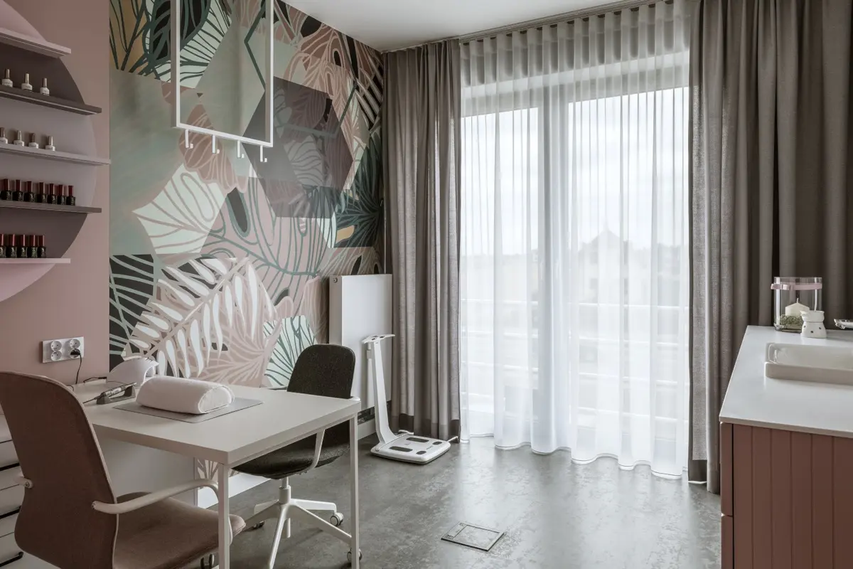 Wielkoformatowa tapeta w salonie piękności wg projektu Madama