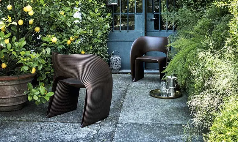 Dziki ogród z meblami Magis.