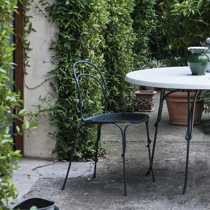 Romantyczne krzesła i stoliki, znajdują się w ofercie marki Magis. Meble dostępne w salonach grupy Internity Home.