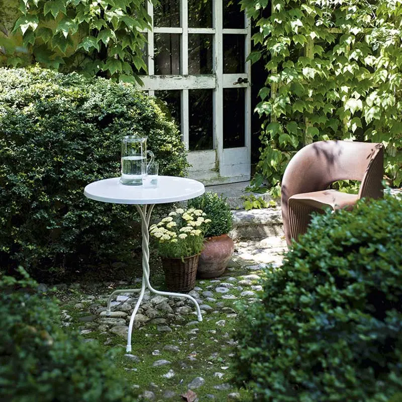 Meble oudorowe marki Magis.