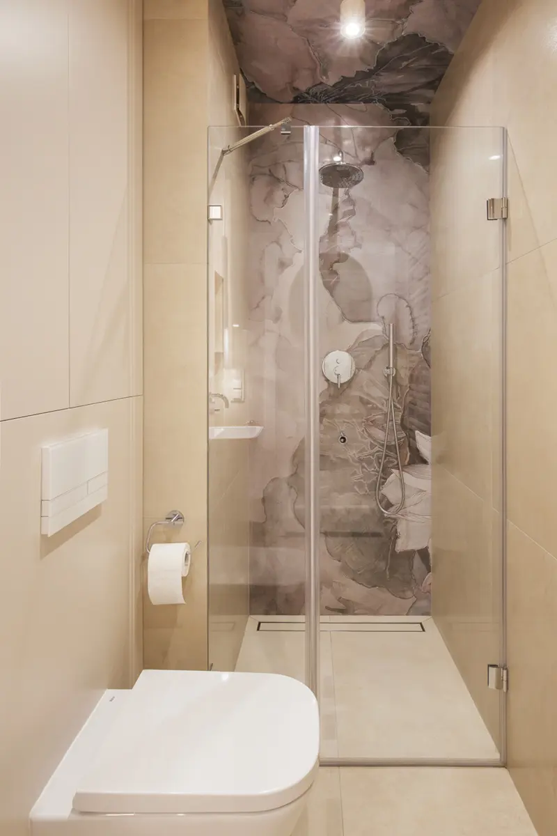 Strefa prysznicowa z tapetą Wall &amp; Deco w roli głównej | proj. Finchstudio, zdj. Kroniki Studio