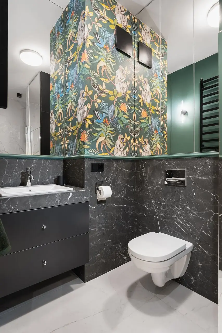 Tapeta marki Cole & Son w projekcie łazienki WZ Studio