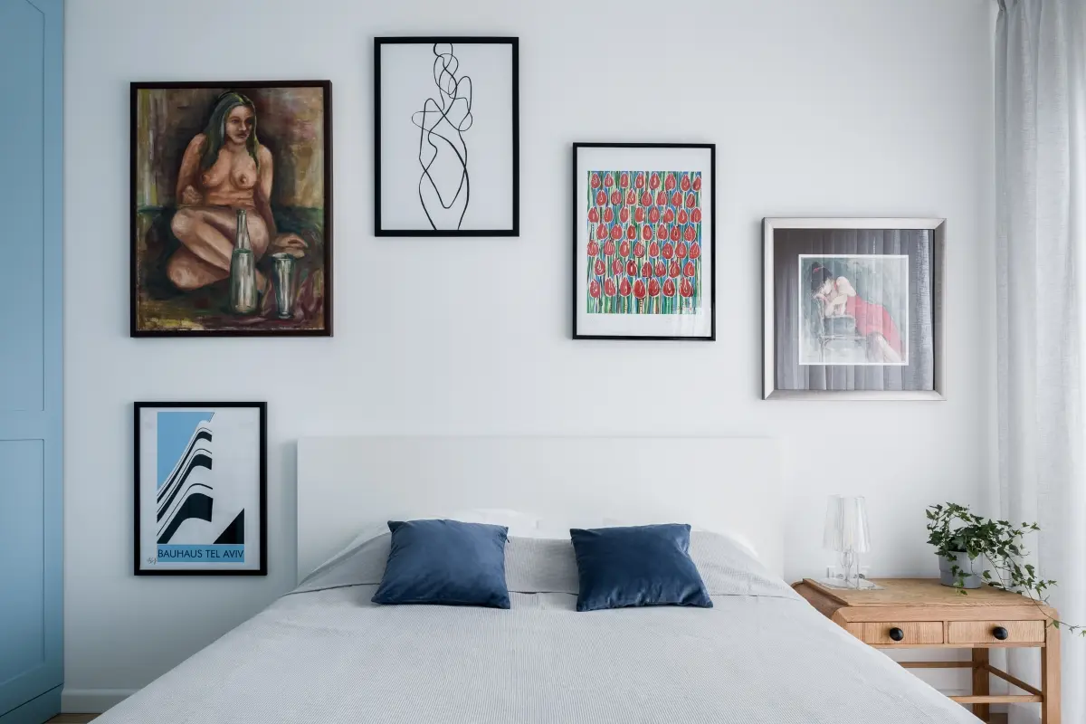 Galeria obrazów w sypialni. | Proj.: 3XEL: Justyna Kolasa i Patryk Ławrynowicz (www.3xel.pl); Fot.: Dariusz Jarząbek