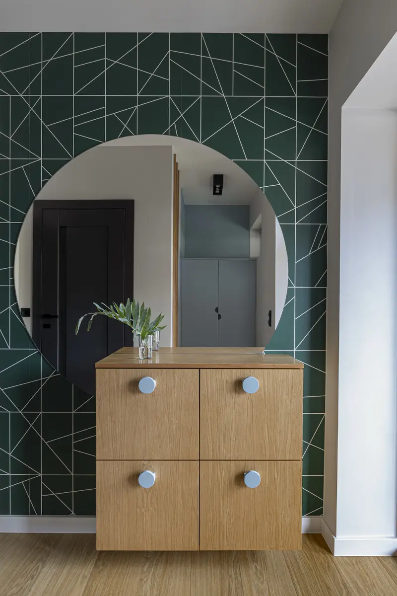 Duże okrągłe lustro w przedpokoju to bardzo modny akcent | proj. Kowalczyk – Gajda Studio Projektowe