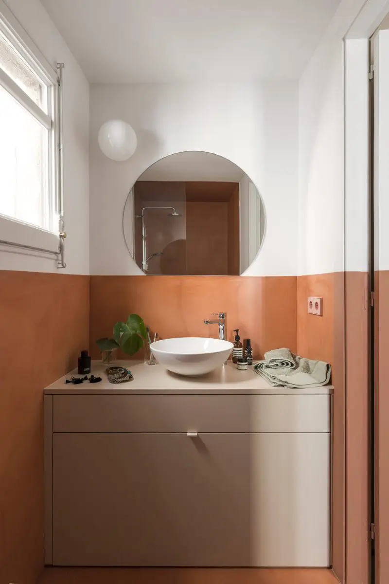 Łazienka z lamperią w kolorze terakoty. | Proj.: CaSa