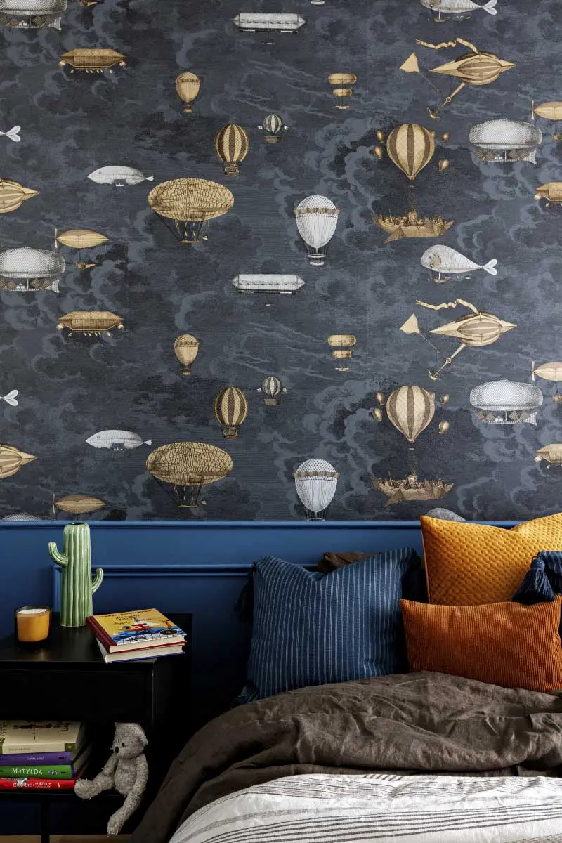 Pomarańczowy odcień terakoty w towarzystwie Classic Blue. | Proj.: Form of Design; Zdjęcia: Ayuko Studio