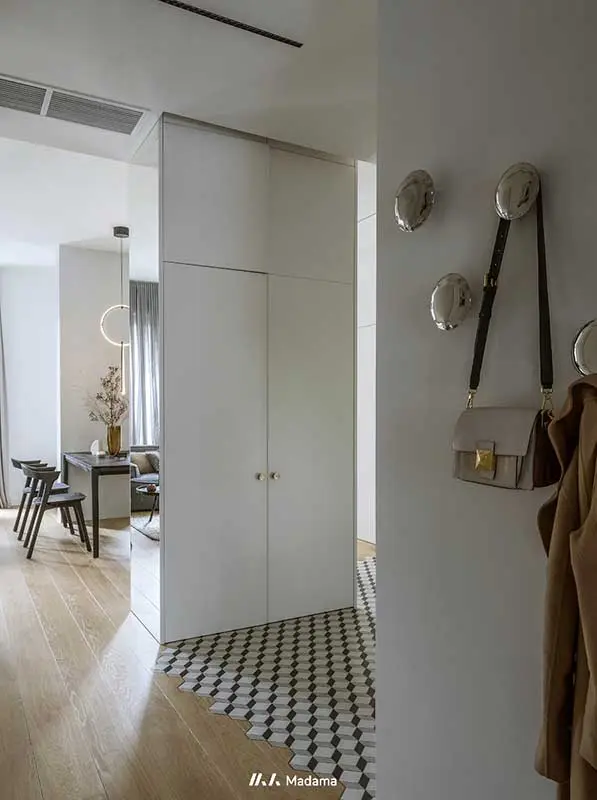 Ciekawa podłoga w przedpokoju | proj. Madama, zdj. Yassen Hristov