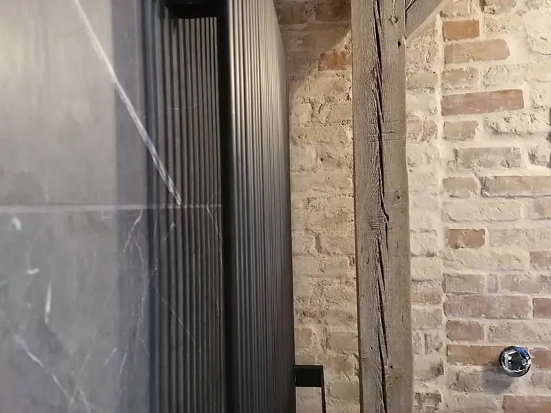 Loft z widokiem na dachy kamienic i PKiN