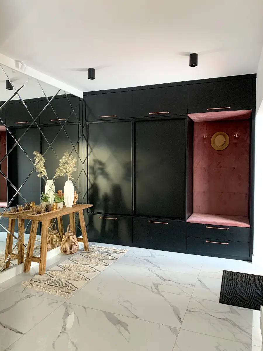 Przedpokój w stylu eklektycznym | źródło: @nasza_nowoczesna_stodola