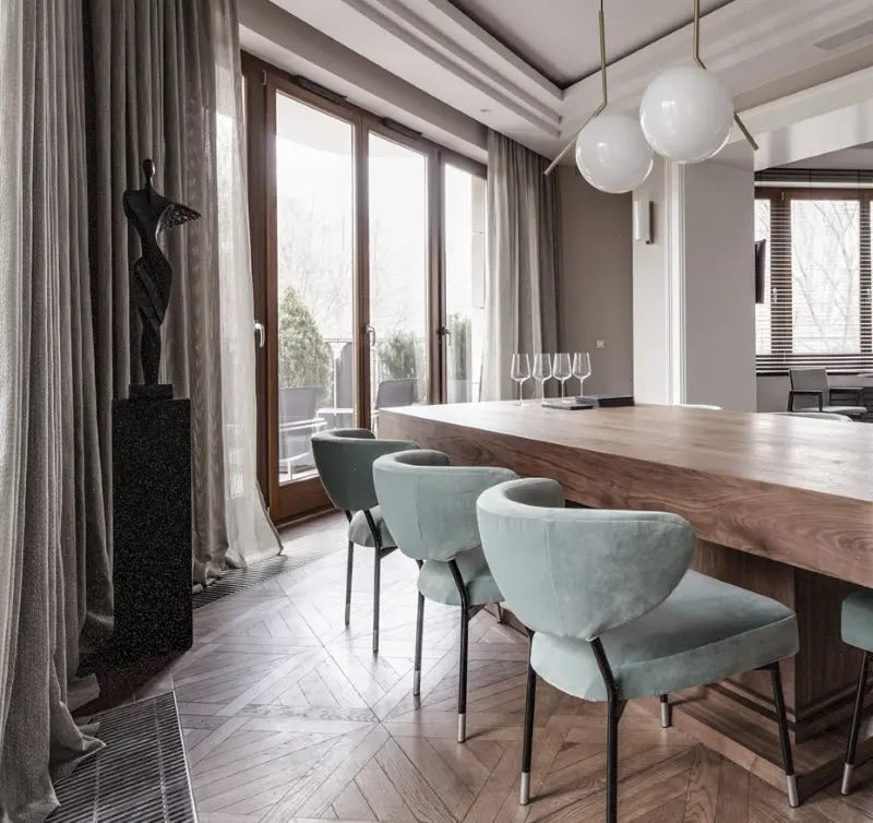 Nowoczesna, mosiężna rzeźba. | Opera projekt wnętrza Ivan Leskov