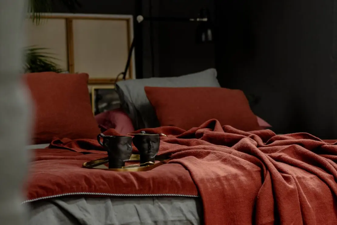 Loft z widokiem na dachy kamienic i PKiN