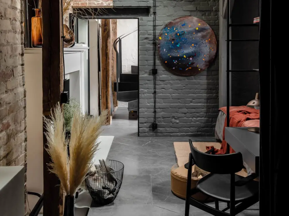 Loft z widokiem na dachy kamienic i PKiN