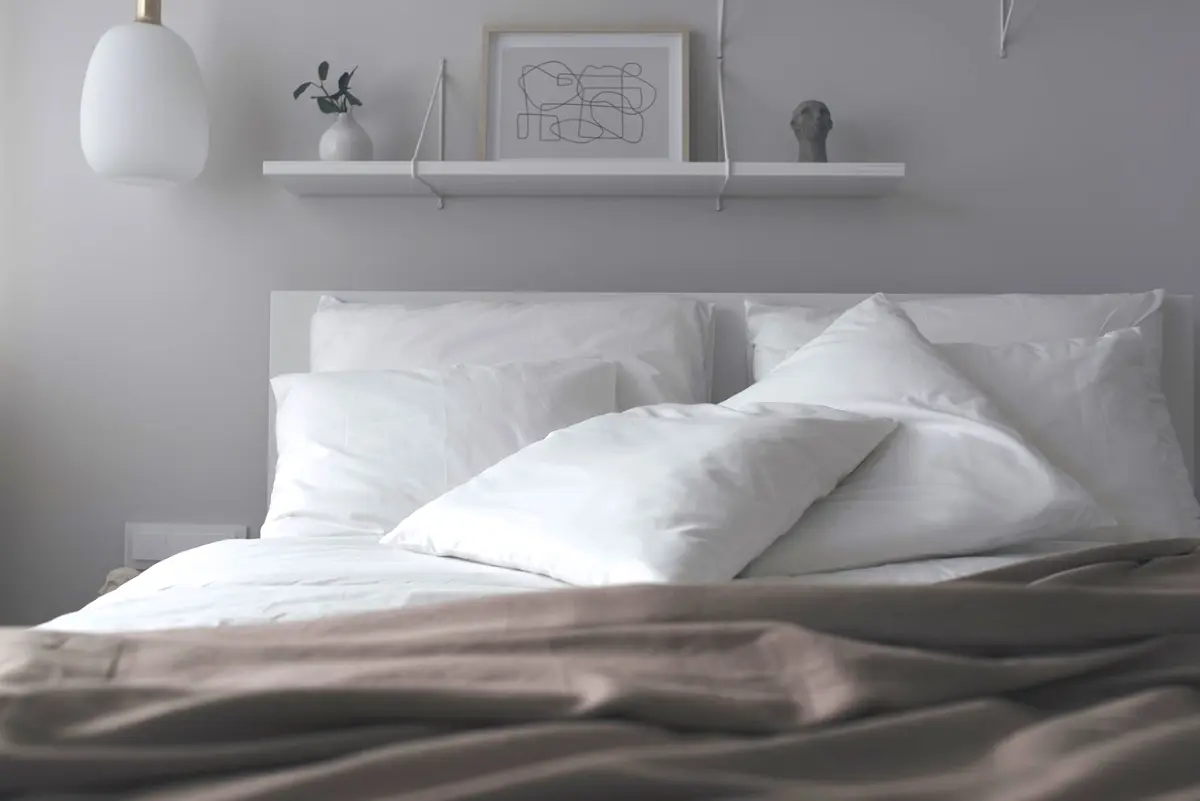 Minimalistyczna grafika i miniaturowa rzeźba. | Projekt: Na Antresoli; Fot.: @mateuszszeliga.pl