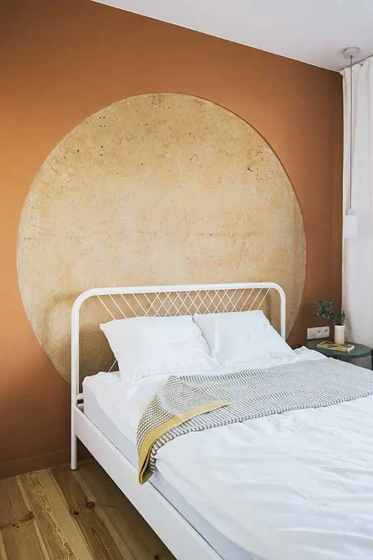 Oryginalna dekoracja ścienna w sypialni. | Proj. PB Studio; fot. Hanna Połczyska, kroniki studio