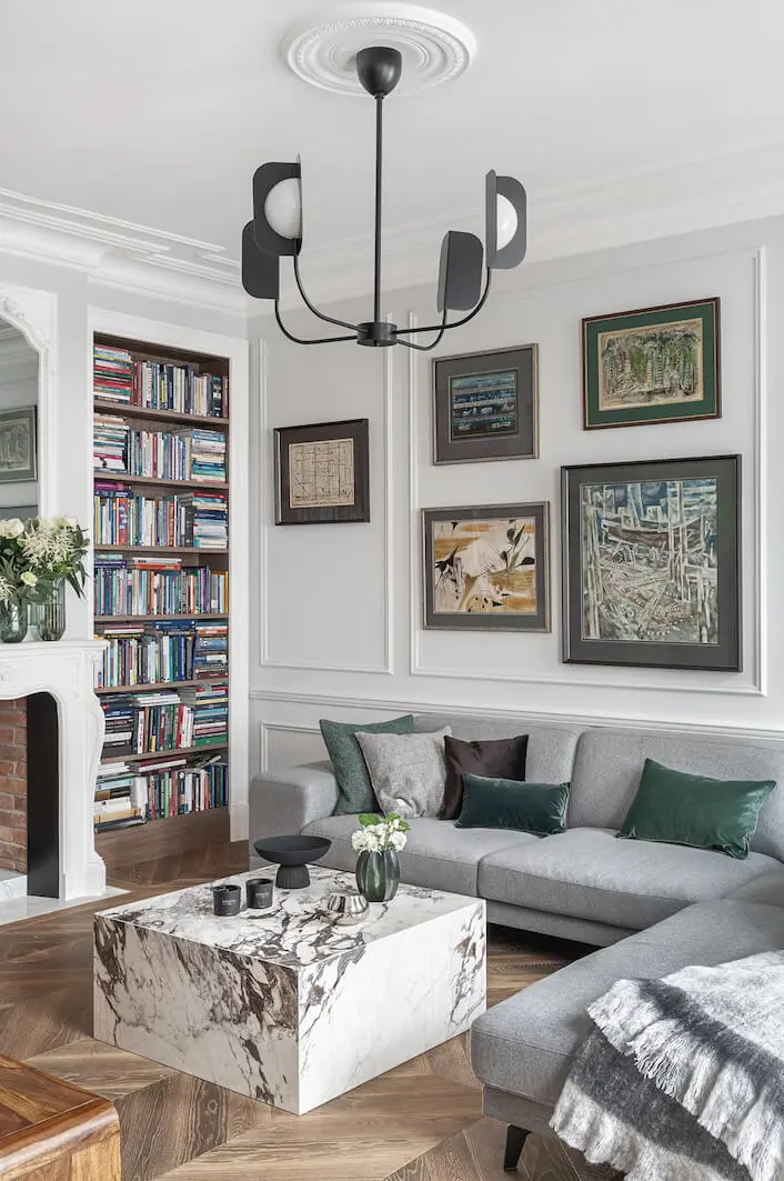 Domowa galeria z wyjątkowym zbiorem obrazów. | Projekt: Whitecastle.pl; foto: Tom Kurek