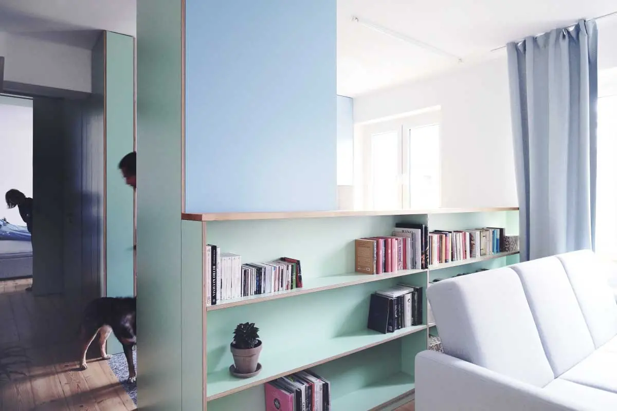 Współczesna wersja meblościanki. | Proj.: Atelier Starzak Strebicki; Fot.: Danil Daneliuk