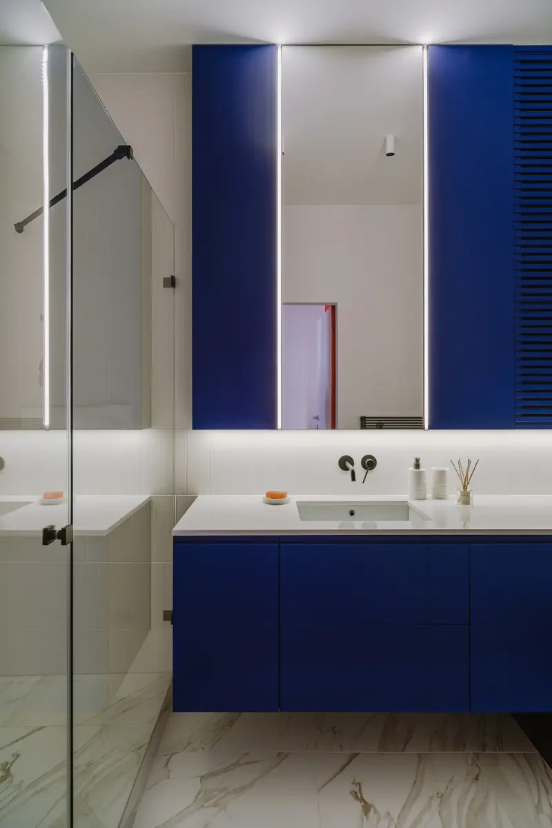 Classic Blue w łazience i czarne baterie HushLab. | Proj. Dziurdzia Projekt; foto: PION