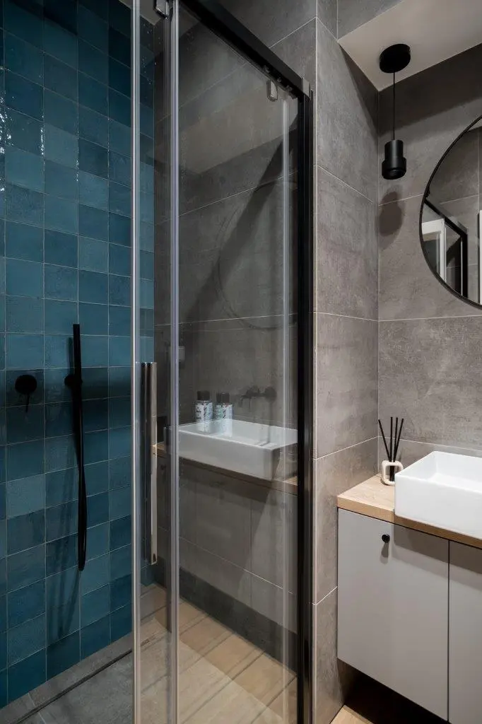 Niebieska strefa prysznicowa i czarna armatura Siena. | Proj. Jacek Tryc